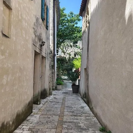Au Centre De *