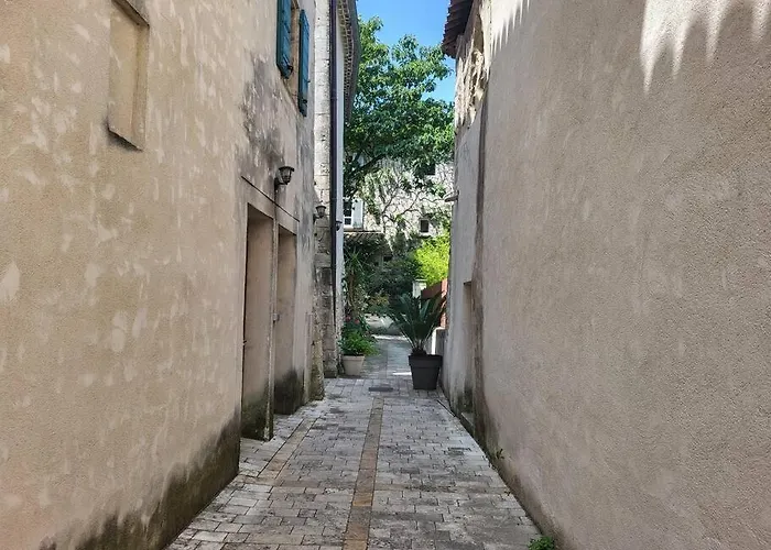 Au Centre De *